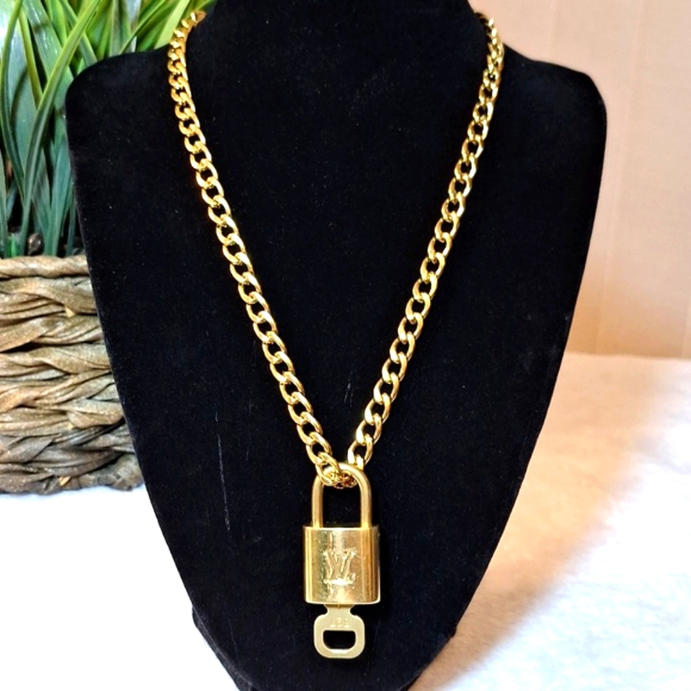 LV Lock w/Chain #302